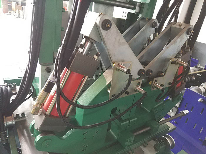  全自動C/Z型鋼一體機又叫C/Z互換壓型機,C、Z互換檁條機，是將C型機和Z型機合二為一的壓瓦機設備，為用戶提供的可通過PLC電腦控制在短時間內實現C/Z兩種型號各種規格檁條互換生產的高自動化檁條成型設備。正創品牌全自動C、Z互換檁條機生產過程完全自動控制，換規格時無須更換成型輥，徹底改變了使用C、Z兩種不同設備分別加工C、Z型兩種不同檁條的歷史，為用戶節省了大量的投資成本與場地空間。    C/Z互換檁條機產品亮點： 1、生產的C型檁條平直度好，具有良好的抗壓抗彎能力； 2、生產的Z型檁條可反向搭接安裝，連接點安裝強度加大； 3、全自動電控系統設有報錯裝置，確保生產線的安全穩定； 4、驅動采用減速電機加變頻控制，速度控制，定長、定位準確可靠； 5、可以輥壓CZ兩種不同型材，節約了用戶的購買成本和場地空間； 6、無須更換成型輥便可實現兩種型號型材的轉換，速度快、效率高。  正創C、Z互換檁條機由導向、矯平裝置、2臺液壓沖孔裝置、液壓切斷裝置、電控系統、液壓系統等組成。該設備通過三個減速機，經鏈輪齒輪固定轉動固定軸，實現不同型號檁條的互換，可通過手工旋轉固定旋轉板來實現C/Z互換，檁條輸入的長度、縱向孔距、數量等參數，設備即可進行自動沖孔、切斷、成型。全自動C/Z型檁條機具有運行穩定可靠，沖壓孔精密度高，產量高，為廣大用戶帶來使用的便捷。  選型建議： 正創全自動C/Z型鋼一體機整機外形美觀、生產效率高，生產速度達到20m/min，其他常規參數有：成型輥道數為12道、機組*大切斷寬度300mm、*大剪切厚度3mm，如有特殊需求，建議您隨時撥打正創服務熱線：138-6180-1880，公司專業技術人員將會根據您的要求提供給您*為滿意的答復。  全自動C Z型鋼參數：